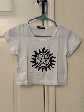 Supernatural cropped tee with anti-possession symbol. Small